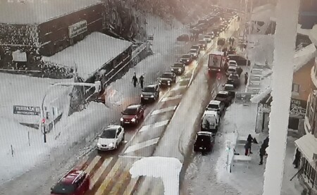 La DGT aconseja no viajar si no es imprescindible: 133 vías están afectadas por la nieve