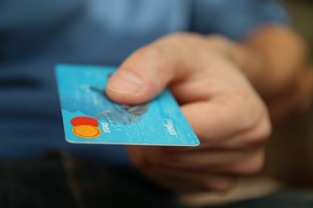 ¡No sin mi tarjeta! Los pagos en efectivo se diluyen en Europa
