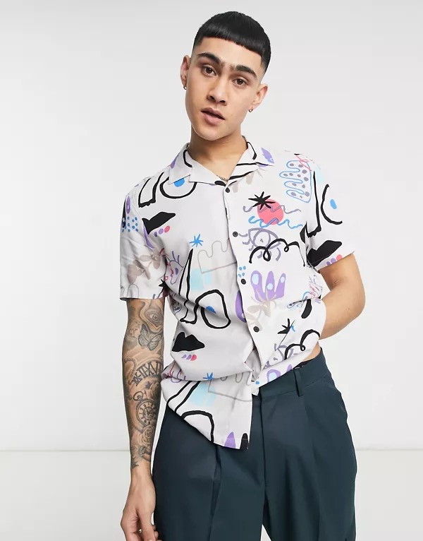 Camisa gris de corte estándar con estampado de garabatos de ASOS DESIGN