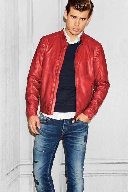 Guess apuesta por las chaquetas de inspiración retro como la prenda clave para el otoño