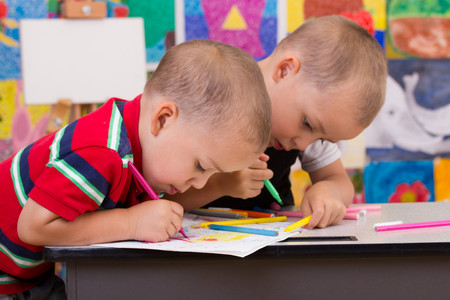 Gemelos y mellizos podrán ser escolarizados en la misma clase el próximo curso 2020-2021 en la Comunidad de Madrid