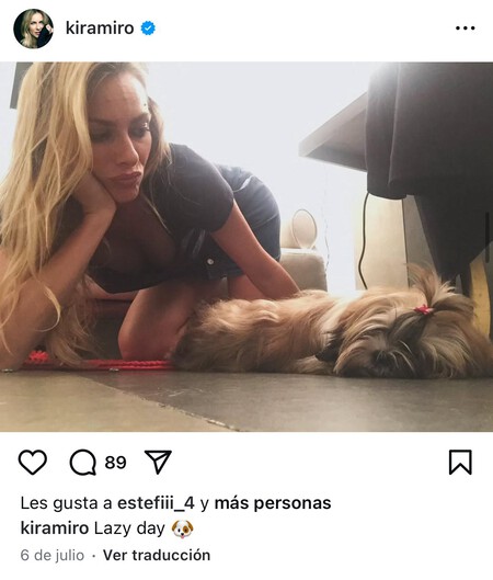 Kira Miró con su perrita