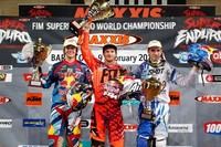 Triplete de Taddy Blazusiak en el SuperEnduro de Barcelona. Épico podio de Alfredo Gómez