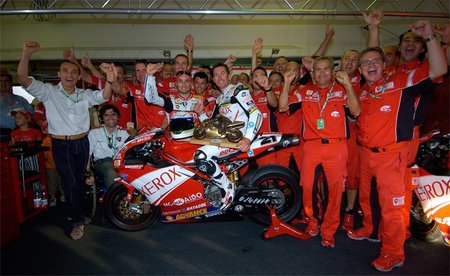 Bayliss tras conseguir el título en 2006