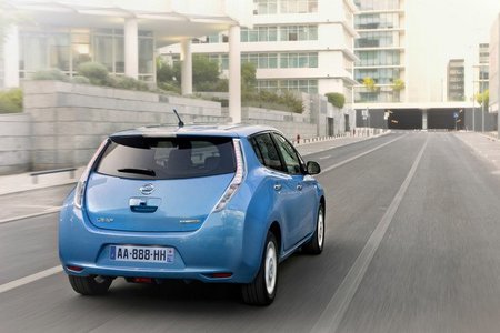 Nissan Leaf trasera