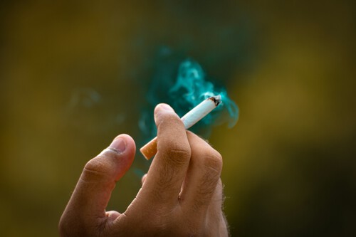 Persona Fumando 1