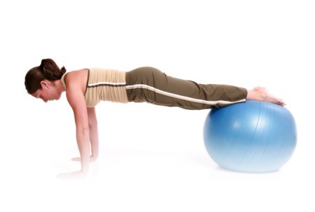 Otra manera de hacer flexiones: con fitball