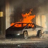 Una Tesla Cybertruck explotó afuera del Hotel Trump. Elon Musk y la policía lo tienen claro: su polémica carrocería de acero inoxidable contuvo la catástrofe