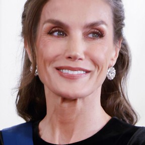 Cinco faldas midi inspiradas en la reina Letizia súper elegantes que llevaremos con zapatos de tacón en octubre 2026