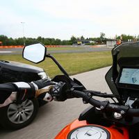 KTM ofrecerá control de crucero adaptativo y avisador de ángulo muerto en sus motos a partir de 2021 