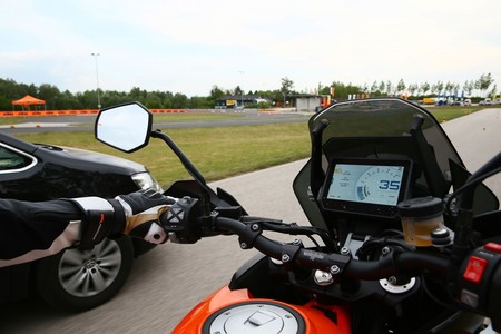 KTM ofrecerá control de crucero adaptativo y avisador de ángulo muerto en sus motos a partir de 2021