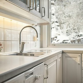 A precio de bazar y práctico: así es el organizador que acaba con el dilema de dónde poner la bayeta y el estropajo 