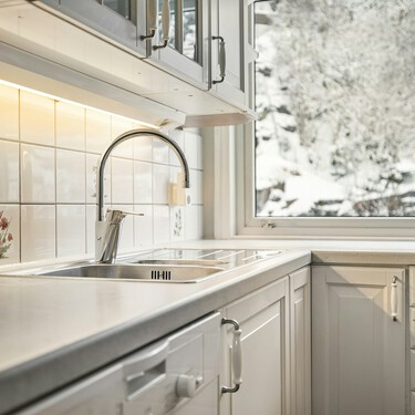 A precio de bazar y práctico: así es el organizador que acaba con el dilema de dónde poner la bayeta y el estropajo 