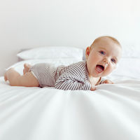 Motricidad gruesa en el bebé: cómo se desarrolla y cinco ejercicios para estimularla