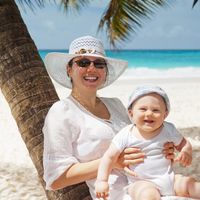 El primer baño del bebé en el mar: once consejos