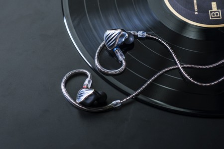 FiiO estrena auriular in-ear, es el FH5 y llega con cuerpo de aluminio y clara orientación HiFi
