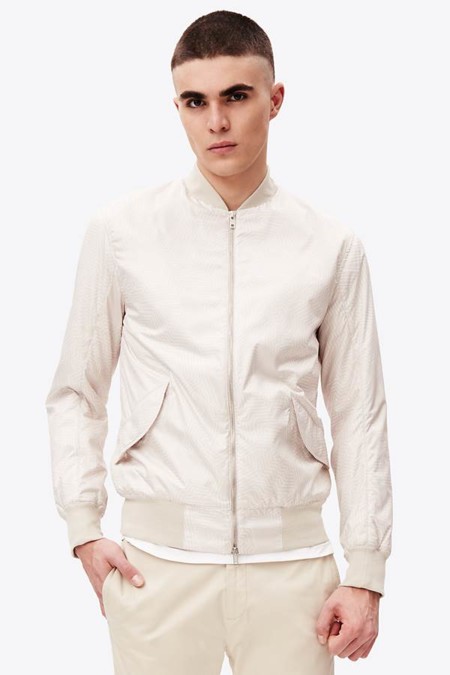 La arena del desierto (y blanco y negro) en la colección de primavera de Helmut Lang