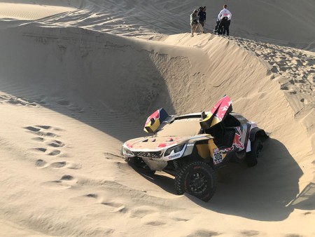 Cae otro de los favoritos del Dakar 2018 en las dunas. Abandona Sébastien Loeb