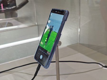 Este smartphone se desenrolla y permite aumentar la diagonal de la pantalla | Imagen: Xataka
