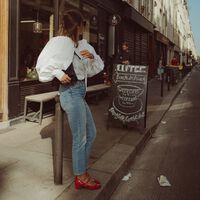 Cinco blusas de los 80 que vuelven para llevarse con pantalones rectos este otoño 2026