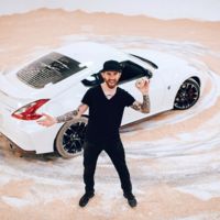 Chris Forsberg te enseña a espolvorear donas, no con una cuchara, sino con un Nissan 370Z NISMO