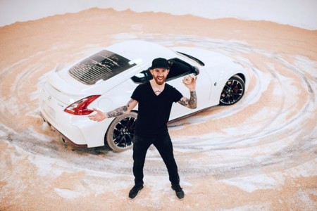 Chris Forsberg te enseña a espolvorear donas, no con una cuchara, sino con un Nissan 370Z NISMO