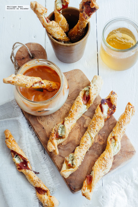 Palillos de hojaldre con jamón y queso. Receta para la botana