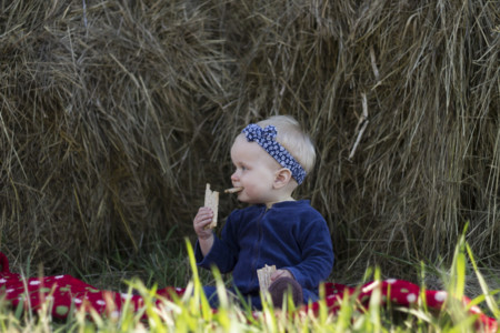 Bebe Comiendo En El Campo