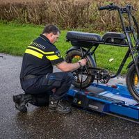 Países Bajos tiene un problema con las bicis eléctricas trucadas, así que han dado a la policía bancos de potencia para cazarlas en plena calle