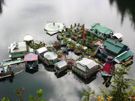 Este matrimonio construyó su propia isla y llevan un cuarto de siglo viviendo en ella