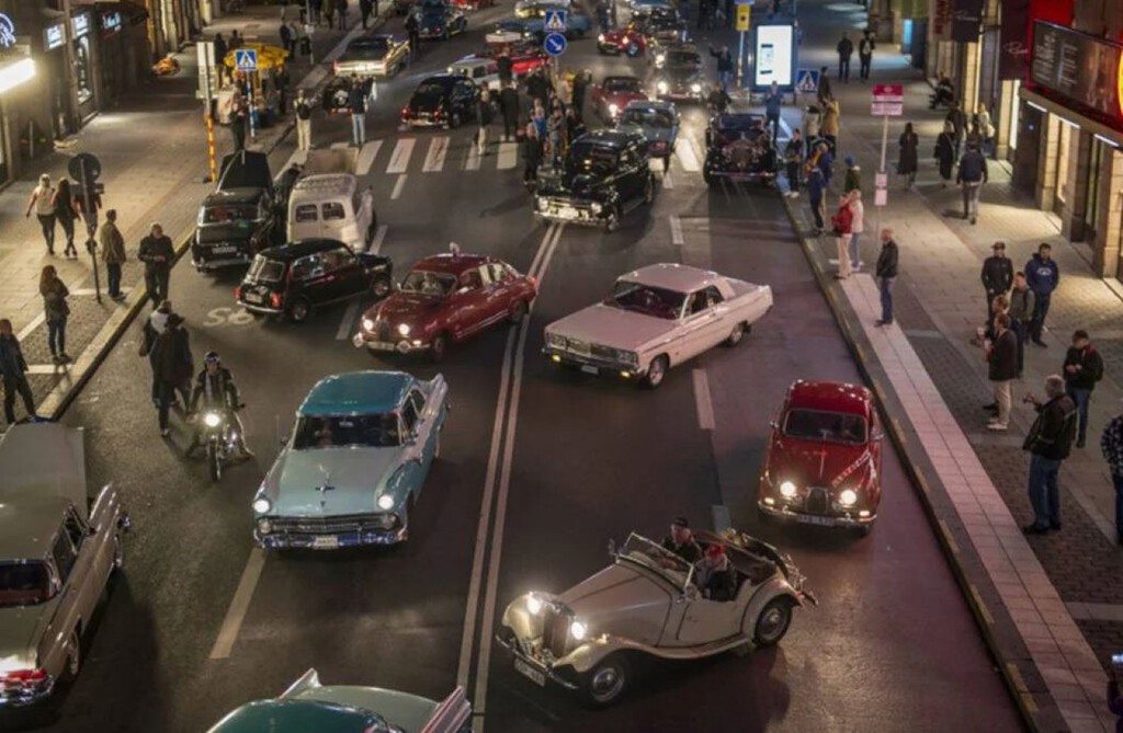 El día que Suecia despertó conduciendo “al revés”: el cambio de tráfico más preciso de la historia