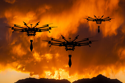 Drones carregando bomba. Créditos: Anton Petrus/GettyImages