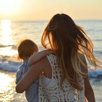 “Si yo puedo, las demás también”: por qué no debemos asumir cosas ni juzgar la maternidad de otras madres