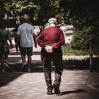 Psicologia explica por que algumas pessoas caminham com as mãos para trás — e o motivo vai além do conforto 