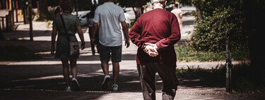 Psicologia explica por que algumas pessoas caminham com as mãos para trás — e o motivo vai além do conforto 