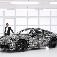 El Porsche 911 992 ya ha sido desnudado y su creador insinúa una variante híbrida o eléctrica