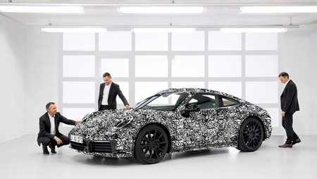 El Porsche 911 992 ya ha sido desnudado y su creador insinúa una variante híbrida o eléctrica