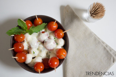 Mini brochetas de tomates cherry y mozzarella con salsa de menta 