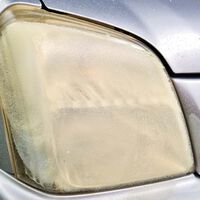 Bicarbonato, agua y un trapo: el truco que no falla para quitarle lo opaco a tus faros y los otros métodos que debes evitar