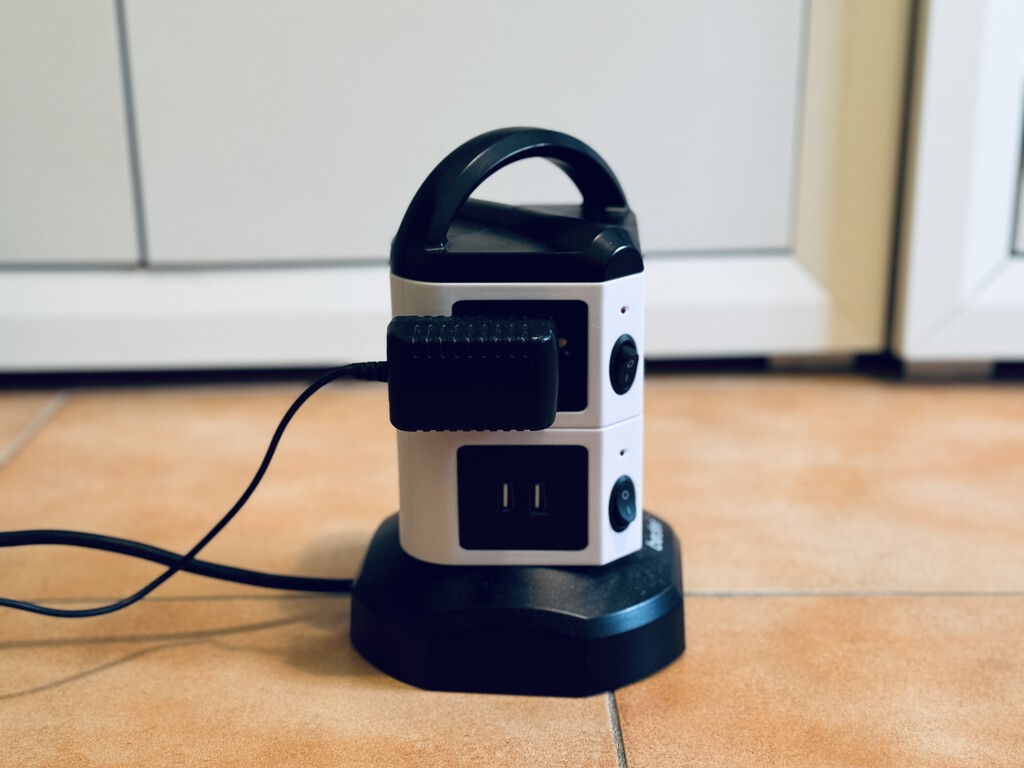 Mi piso tiene muy pocos enchufes y poco prácticos. Así he logrado tener más tomas organizadas por poco dinero