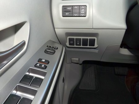 Toyota Prius+ interruptor sistema aparcamiento asistido