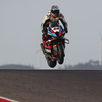Alerones que se mueven. La nueva BMW M 1000 RR quiere ser la primera moto con aerodinámica activa, en calle y en pista