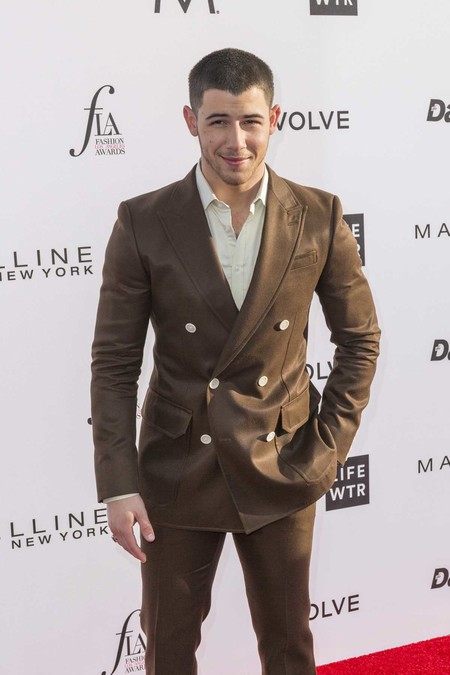 ¿Qué hacemos con el traje marrón de Nick Jonas?