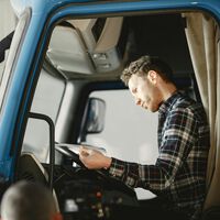 Marc, camionero español en rutas internacionales: "Y tanto que se gana, está entre los 3.000 y los 4.000 euros" 
