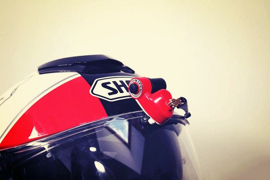 Esta empresa quiere venderte un limpiaparabrisas para el casco de tu moto, y es totalmente innecesario