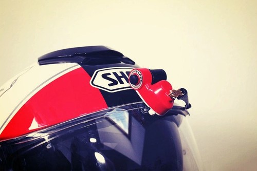 Esta empresa quiere venderte un limpiaparabrisas para el casco de tu moto, y es totalmente innecesario