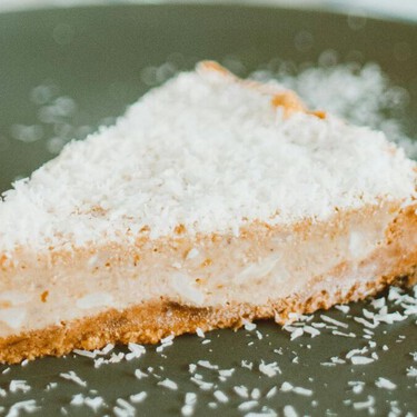 Pay de coco y queso crema de 5 ingredientes:  es como una nube y lo preparas en 10 minutos