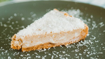Pay de coco y queso crema de 5 ingredientes:  es como una nube y lo preparas en 10 minutos