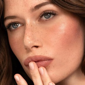 Los maquilladores coinciden: "Repasar todo el contorno de los labios por fuera de su línea natural no siempre es la mejor estrategia"