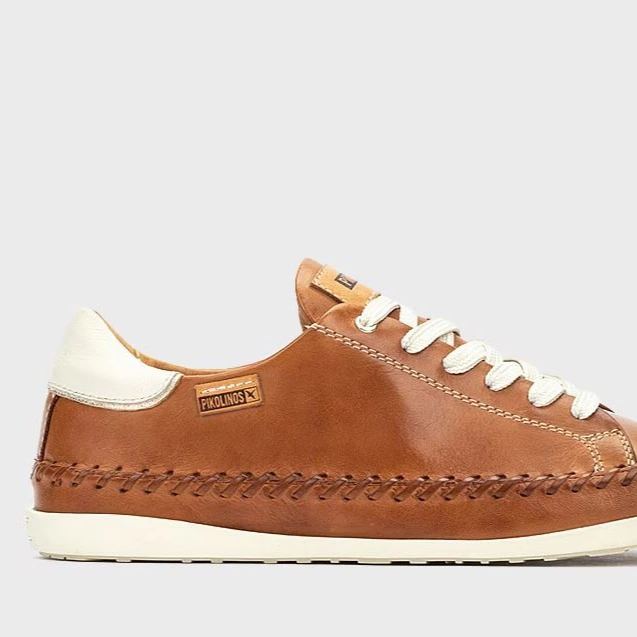 Zapatillas de piel de mujer con cordones y detalle de cosido

